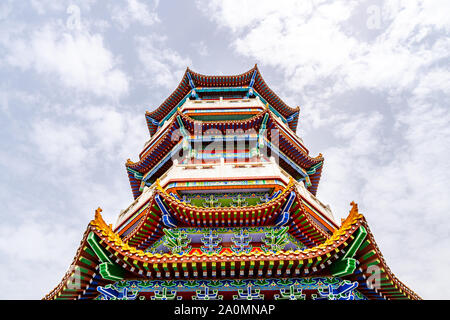 Hotan malerischen Kunlun Lake Park frontale Ansicht eines Chinesischen bunten Pagode auf einem bewölkten Himmel Tag Stockfoto
