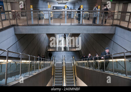 Kopenhagen, Dänemark - 23 Februar 2010: Menschen auf der Treppe von einer U-Bahn Station Stockfoto