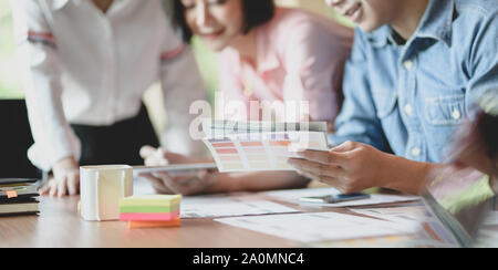 7/8-Ansicht von UI-Designer Hobeln der UX-Anwendungsentwicklung mit Teammitgliedern in modernen Arbeitsplatz Stockfoto