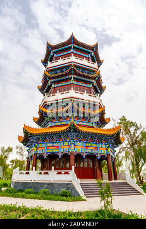 Hotan malerischen Kunlun Lake Park frontale Ansicht eines Chinesischen bunten Pagode auf einem bewölkten Himmel Tag Stockfoto