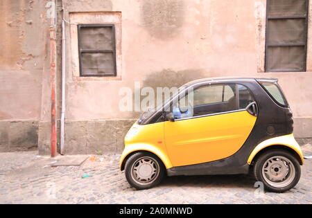 Kleines Auto auf engen Gasse in der Innenstadt von Rom Italien geparkt Stockfoto