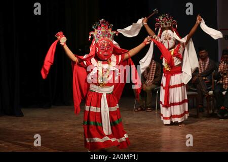 Kathmandu, Nepal. 20 Sep, 2019. Maskierte Tänzer die traditionelle "bhairav Dance" in Kathmandu, Nepal, Sept. 20, 2019. Credit: Sunil Sharma/Xinhua Stockfoto