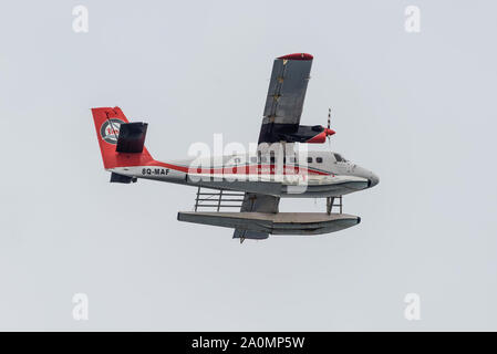 Male, Malediven - November 16, 2017: Maldivian Air Taxi Flugzeug De Havilland Canada DHC -6-300 Twin Otter der Trans Maldivian Airways fliegen in Clou Stockfoto