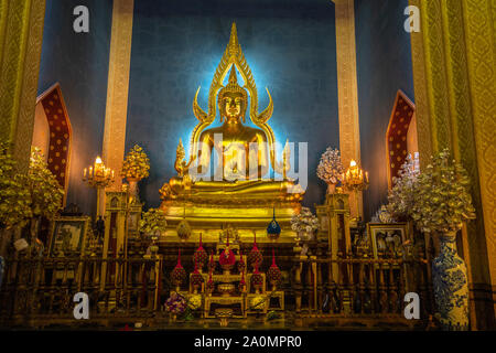 Die goldenen Phra Buddha Chinnarat in der Kapelle. Wat Benjamabopit der Marmor Tempel (Wat Benchamabophit) ist einer der bedeutendsten Tempel in Bangkok. Stockfoto