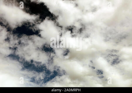 Dunkle ominösen graue Gewitterwolken. Dramatischer Himmel. Stockfoto