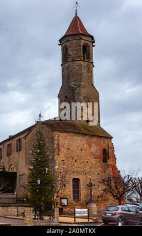 Belves, in der Dordogne-Périgord Region in Aquitanien, Frankreich. Mittelalterliches Dorf mit typischen Häusern thront auf dem Hügel, zwischen Wiesen und grünen zählen Stockfoto