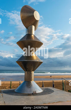 Zarauzko Dama Statue von Marcos Hernando auf Itsasertza Kalea Strandpromenade, Zarautz (zarauz), Baskenland, Spanien Stockfoto