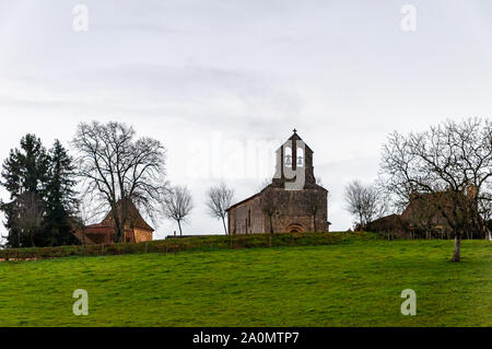 Belves, in der Dordogne-Périgord Region in Aquitanien, Frankreich. Mittelalterliches Dorf mit typischen Häusern thront auf dem Hügel, zwischen Wiesen und grünen zählen Stockfoto