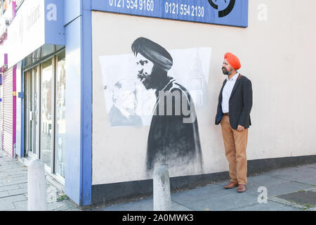 Tanmanjeet Singh Dhesi erscheint in einem Street Graffiti Wandbild, Soho Road, Handsworth, Birmingham, Großbritannien. Das wandbild zeigt die Auseinandersetzung Tan Dhesi mit PM Boris Johnson Sept. 2019 im Unterhaus hatte Stockfoto