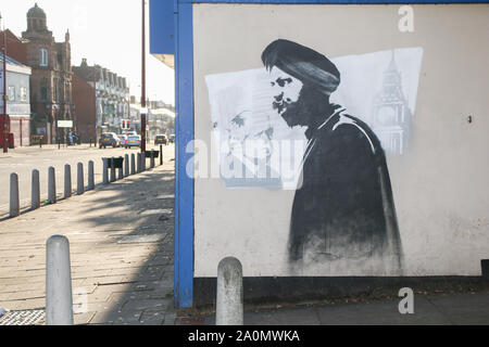 Tanmanjeet Singh Dhesi erscheint in einem Street Graffiti Wandbild, Soho Road, Handsworth, Birmingham, Großbritannien. Das wandbild zeigt die Auseinandersetzung Tan Dhesi mit PM Boris Johnson Sept. 2019 im Unterhaus hatte Stockfoto