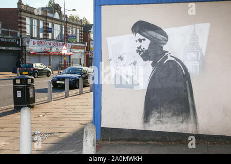 Tanmanjeet Singh Dhesi erscheint in einem Street Graffiti Wandbild, Soho Road, Handsworth, Birmingham, Großbritannien. Das wandbild zeigt die Auseinandersetzung Tan Dhesi mit PM Boris Johnson Sept. 2019 im Unterhaus hatte Stockfoto