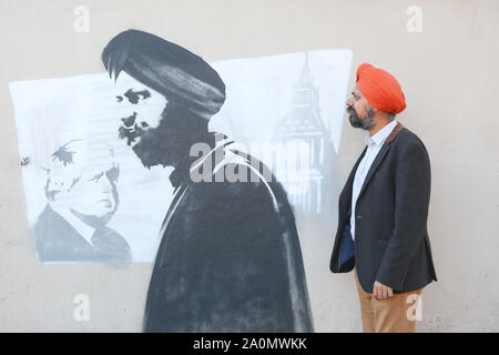 Tanmanjeet Singh Dhesi erscheint in einem Street Graffiti Wandbild, Soho Road, Handsworth, Birmingham, Großbritannien. Das wandbild zeigt die Auseinandersetzung Tan Dhesi mit PM Boris Johnson Sept. 2019 im Unterhaus hatte Stockfoto