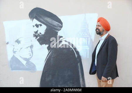 Tanmanjeet Singh Dhesi erscheint in einem Street Graffiti Wandbild, Soho Road, Handsworth, Birmingham, Großbritannien. Das wandbild zeigt die Auseinandersetzung Tan Dhesi mit PM Boris Johnson Sept. 2019 im Unterhaus hatte Stockfoto