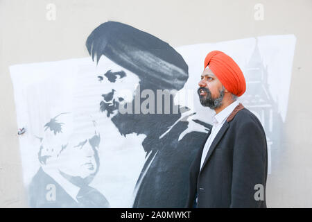 Tanmanjeet Singh Dhesi erscheint in einem Street Graffiti Wandbild, Soho Road, Handsworth, Birmingham, Großbritannien. Das wandbild zeigt die Auseinandersetzung Tan Dhesi mit PM Boris Johnson Sept. 2019 im Unterhaus hatte Stockfoto