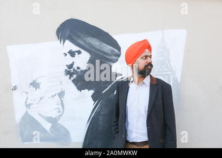 Tanmanjeet Singh Dhesi erscheint in einem Street Graffiti Wandbild, Soho Road, Handsworth, Birmingham, Großbritannien. Das wandbild zeigt die Auseinandersetzung Tan Dhesi mit PM Boris Johnson Sept. 2019 im Unterhaus hatte Stockfoto