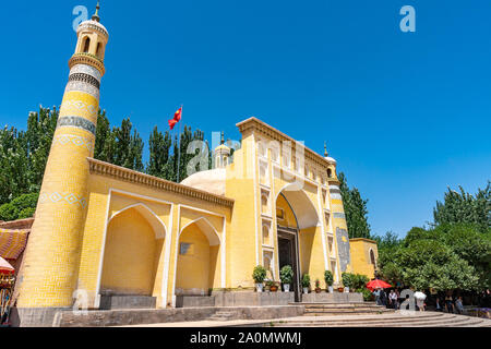 Kashgar Id kah-Moschee mit einem Winkenden China Flagge auf dem Dach und den chinesischen Touristen auf einem sonnigen blauen Himmel Tag Stockfoto