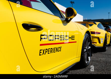 Vallelunga, Italien am 14. September 2019. Ansicht der Rückseite zwei gelben Porsche Carrera im Außenbereich showroom Stockfoto