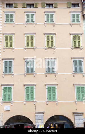 Fensterläden auf ein farbenfrohes Gebäude in der Altstadt von Riva del Garda, Gardasee, Italien Stockfoto