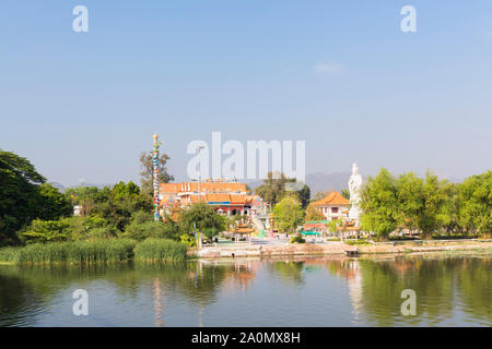 Kung im chinesischen Tempel am Ufer des River Kwai in Kanchanaburi, Thailand Stockfoto