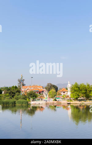 Kung im chinesischen Tempel am Ufer des River Kwai in Kanchanaburi, Thailand Stockfoto