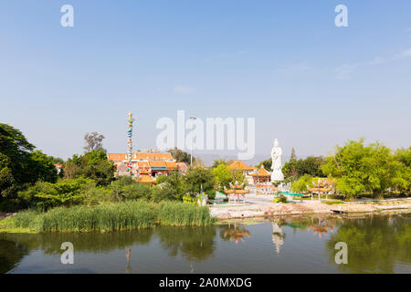 Kung im chinesischen Tempel am Ufer des River Kwai in Kanchanaburi, Thailand Stockfoto