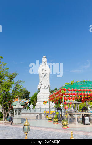 Guan Yin statue am Flußufer der River Kwai in Kanchanaburi, Thailand Stockfoto