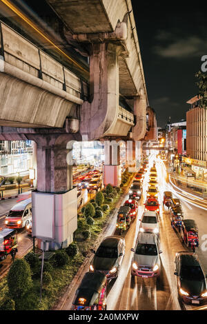 Verkehr auf Rama I Straße an der Kreuzung Pathumwan, Bangkok, Thailand Stockfoto