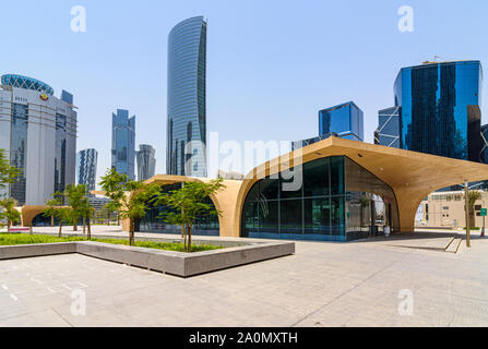 DECC Doha Metro Station Eingang in Richtung der Hochhäuser der West Bay Area, Doha, Qatar Stockfoto