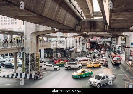 Verkehr auf Rama I Straße an der Kreuzung Pathumwan, Bangkok, Thailand Stockfoto