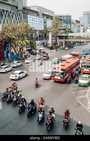 Verkehr auf Rama I Straße an der Kreuzung Pathumwan, Bangkok, Thailand Stockfoto