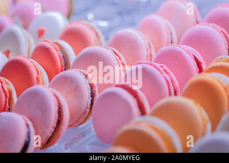 Bunte macarons in Schaufenster von Candy shop Stockfoto