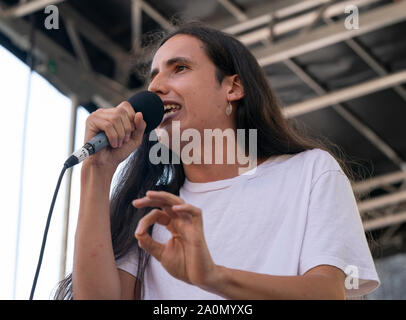 New York, Vereinigte Staaten. 20 Sep, 2019. Indigene Aktivistin 19-jährige Xiuhtezcatl Martinez spricht auf der Bühne während NYC Klima Streik Kundgebung und Demonstration am Battery Park (Foto von Lew Radin/Pacific Press) Quelle: Pacific Press Agency/Alamy leben Nachrichten Stockfoto