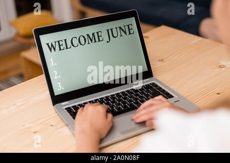 Wort schreiben Text Willkommen im Juni. Business foto Präsentation Kalender sechsten Monat im zweiten Quartal 30 Tage Grüße Frau laptop Smartphone m Stockfoto