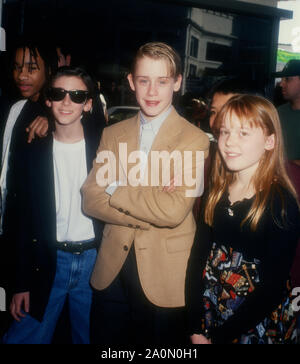 Westwood, Kalifornien, USA, 17. Dezember 1994 (L-R) Schauspieler Joel Robinson, Schauspieler Michael Maccarone, Schauspieler Macaulay Culkin und Schauspielerin Stephi Lineburg an Warner Bros. Pictures' "Richie Rich" Premiere am 17 Dezember, 1994 bei Mann Bruin Theater in Westwood, Kalifornien, USA. Foto von Barry King/Alamy Stock Foto Stockfoto