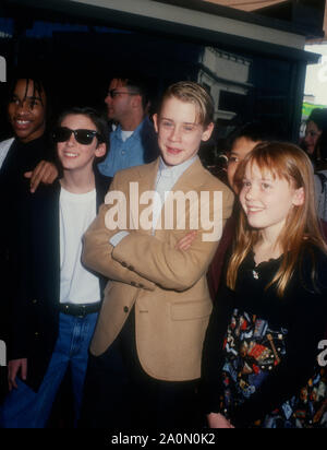 Westwood, Kalifornien, USA, 17. Dezember 1994 (L-R) Schauspieler Joel Robinson, Schauspieler Michael Maccarone, Schauspieler Macaulay Culkin und Schauspielerin Stephi Lineburg an Warner Bros. Pictures' "Richie Rich" Premiere am 17 Dezember, 1994 bei Mann Bruin Theater in Westwood, Kalifornien, USA. Foto von Barry King/Alamy Stock Foto Stockfoto