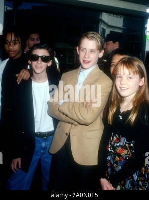 Westwood, Kalifornien, USA, 17. Dezember 1994 (L-R) Schauspieler Joel Robinson, Schauspieler Michael Maccarone, Schauspieler Macaulay Culkin und Schauspielerin Stephi Lineburg an Warner Bros. Pictures' "Richie Rich" Premiere am 17 Dezember, 1994 bei Mann Bruin Theater in Westwood, Kalifornien, USA. Foto von Barry King/Alamy Stock Foto Stockfoto