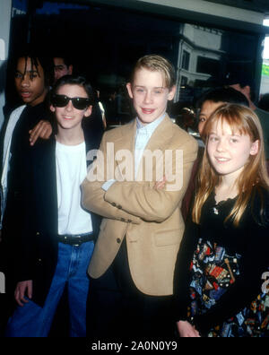 Westwood, Kalifornien, USA, 17. Dezember 1994 (L-R) Schauspieler Joel Robinson, Schauspieler Michael Maccarone, Schauspieler Macaulay Culkin und Schauspielerin Stephi Lineburg an Warner Bros. Pictures' "Richie Rich" Premiere am 17 Dezember, 1994 bei Mann Bruin Theater in Westwood, Kalifornien, USA. Foto von Barry King/Alamy Stock Foto Stockfoto