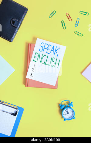 Handschrift Text sprechen Englisch. Konzeptionelle foto Studie einer anderen Fremdsprache Online verbale Kurse Büroklammern mit leeren Papiere für Textnachrichten Stockfoto