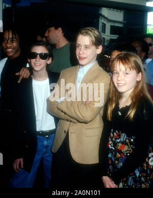 Westwood, Kalifornien, USA, 17. Dezember 1994 (L-R) Schauspieler Joel Robinson, Schauspieler Michael Maccarone, Schauspieler Macaulay Culkin und Schauspielerin Stephi Lineburg an Warner Bros. Pictures' "Richie Rich" Premiere am 17 Dezember, 1994 bei Mann Bruin Theater in Westwood, Kalifornien, USA. Foto von Barry King/Alamy Stock Foto Stockfoto