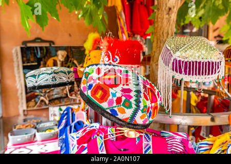 Kashgar traditionellen Uigurischen Doppa Hüte in verschiedenen Farben für kleine Mädchen in einem Bekleidungsgeschäft Stockfoto