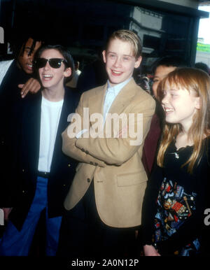 Westwood, Kalifornien, USA, 17. Dezember 1994 (L-R) Schauspieler Joel Robinson, Schauspieler Michael Maccarone, Schauspieler Macaulay Culkin und Schauspielerin Stephi Lineburg an Warner Bros. Pictures' "Richie Rich" Premiere am 17 Dezember, 1994 bei Mann Bruin Theater in Westwood, Kalifornien, USA. Foto von Barry King/Alamy Stock Foto Stockfoto