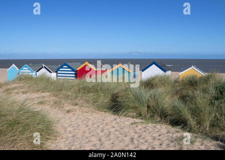 Umkleidekabinen am Strand vor blauem Himmel, Southwold, Suffolk, England Stockfoto