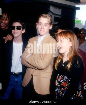 Westwood, Kalifornien, USA, 17. Dezember 1994 (L-R) Schauspieler Joel Robinson, Schauspieler Michael Maccarone, Schauspieler Macaulay Culkin und Schauspielerin Stephi Lineburg an Warner Bros. Pictures' "Richie Rich" Premiere am 17 Dezember, 1994 bei Mann Bruin Theater in Westwood, Kalifornien, USA. Foto von Barry King/Alamy Stock Foto Stockfoto