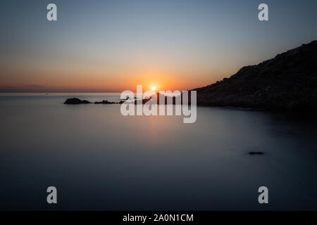 Schöne lange Exposition Sonnenaufgang an einer kleinen Lagune in Sardinien Stockfoto