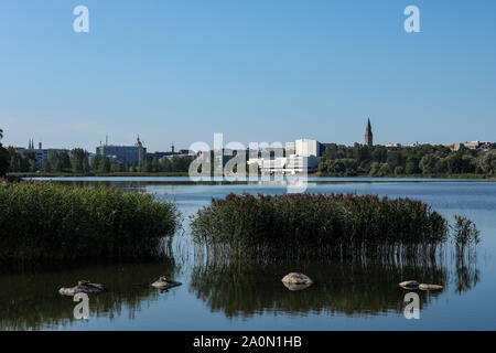 Stadtzentrum von Helsinki im Morgenlicht gesehen über heitere Töölönlahti Bucht (Helsinki, Finnland) Stockfoto