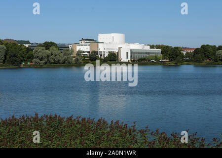 Oopperatalo oder Opernhaus - Heimat der finnischen Nationaloper und des finnischen Balletts - von Töölönlahti Bay in Helsinki, Finnland Stockfoto