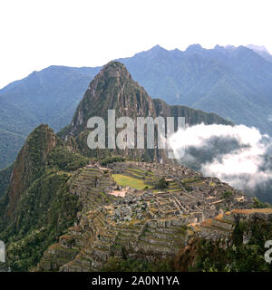 Machu Picchu ist ein Inka Zitadelle hoch in den Anden in Peru, über dem Fluss Urubamba Tal. Im 15. Jahrhundert erbaut und später aufgegeben, es ist für seine elegante Trockenmauern, dass Sicherung riesige Blöcke ohne die Verwendung von Mörtel, faszinierende Gebäude, die auf astronomische Ausrichtungen und Panoramablick spielen bekannt. Seine genaue ehemalige Nutzung bleibt ein Geheimnis. Es steht 7,970 Fuß (2.430 Meter) über dem Meeresspiegel am Osthang der Anden Stockfoto