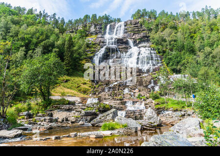 Die schöne Tvindefossen Wasserfall, Voss, Norwegen Stockfoto