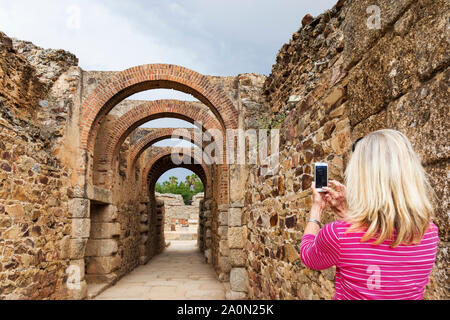 Eintritt zum römischen Amphitheater, Merida, Badajoz Provinz, Extremadura, Spanien. Das Amphitheater wurde im 8. Jahrhundert vor Christus eingeweiht. Stockfoto
