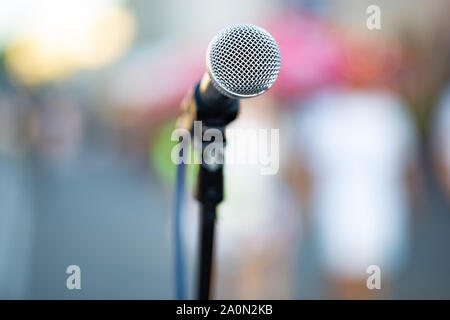 Mikrofon auf verschwommenen Hintergrund schließen Stand-up Stockfoto